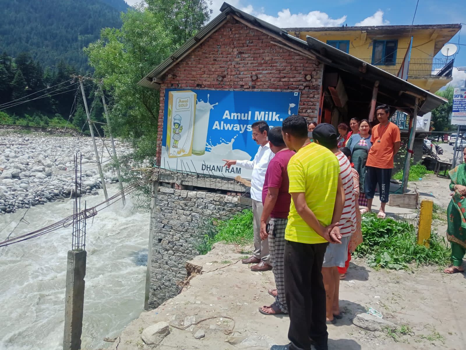 कंचनी कूट वशिष्ठ, बाहंग के मकानों व वशिष्ठ पंचायत भवन को नदी से बचाने के लिए सुरक्षा दीवार जल्द लगाए सरकार