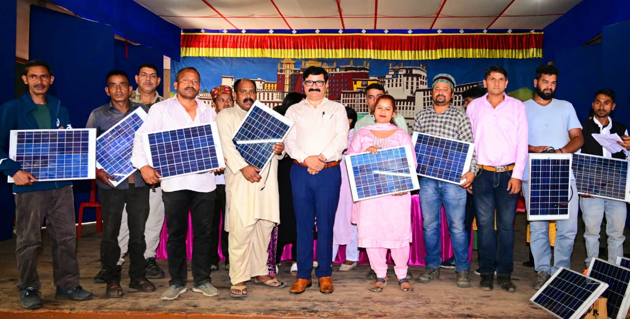 रविबार को पतलीकूहल मे हिमऊर्जा विभाग द्वारा अनुसूचित जाति उपयोजना के अन्तर्गत अनुसूचित जाति के गरीबी रेखा से नीचे(बीपीएल) परिवारों को 77 सोलर लाईटों का वितरण किया गया