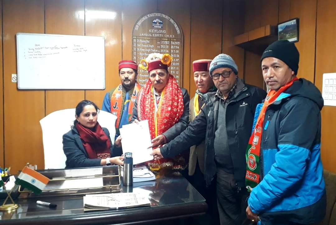 डा. रामलाल मार्कंडेय ने केलंग में भरा नामांकन,जनसभा में उमड़ी भारी भीड़, मातृ शक्ति का जताया आभार