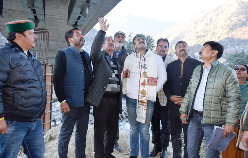 विक्रमादित्य सिंह ने किया कुल्लू भूतनाथ पुल का निरीक्षण 