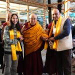 धर्मगुरु दलाई लामा ने विधायक रवि ठाकुर को दिया आशीर्वाद