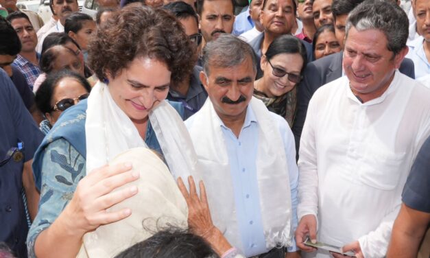 मुख्यमंत्री और प्रियंका गांधी ने कुल्लू में आपदाग्रस्त क्षेत्रों का दौरा किया