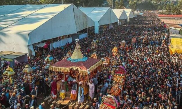Kullu Dushera: लंका पर चढ़ाई के लिए हजारों लोगों ने खींचा रघुनाथ का रथ