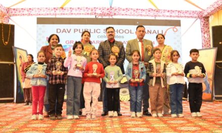 DAV MANALI : डीएवी स्कूल मनाली में ग्रेंड पैरेंट्स डे ‘कुटुंब’ की धूम,  पुलिस उप अधीक्षक ने सम्मानित किए मेधावी छात्र