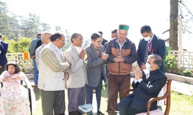 मुख्यमंत्री ने ओक ओवर में मनाई दीवाली