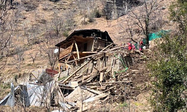 भूस्खलन से ढाई मंजिला मकान क्षतिग्रस्त, एक गाय व नौ कुत्ते आए मलबे की चपेट में जगतसुख गांव में देर रात हुआ हादसा, भाग्यशाली रहे पति पत्नी