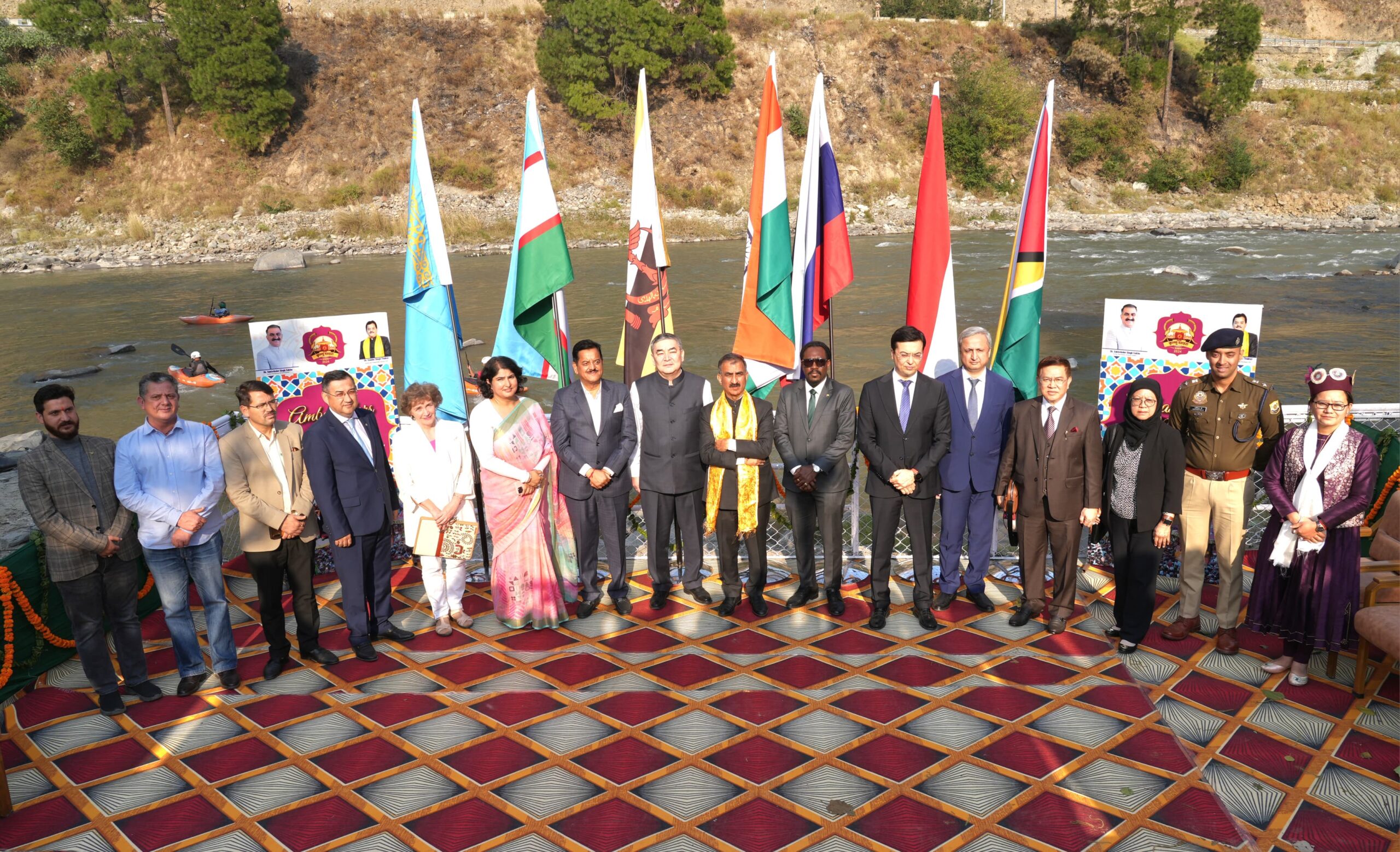 मुख्यमंत्री ने कुल्लू में एम्बेसडर्ज मीट की अध्यक्षता की   मुख्यमंत्री ने विदेशी निवेशकों को प्रदेश में निवेश के लिए आमंत्रित किया